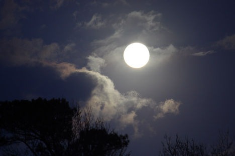 Full moon walk to the Babás stones